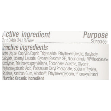 Alba Botanica contiene niacinamida, squalane y vitamina E para el cuidado de la piel.