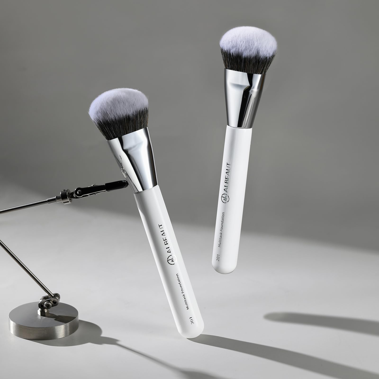 ALBEAUT 201, contorno facial angulado para un delineado rápido y natural.