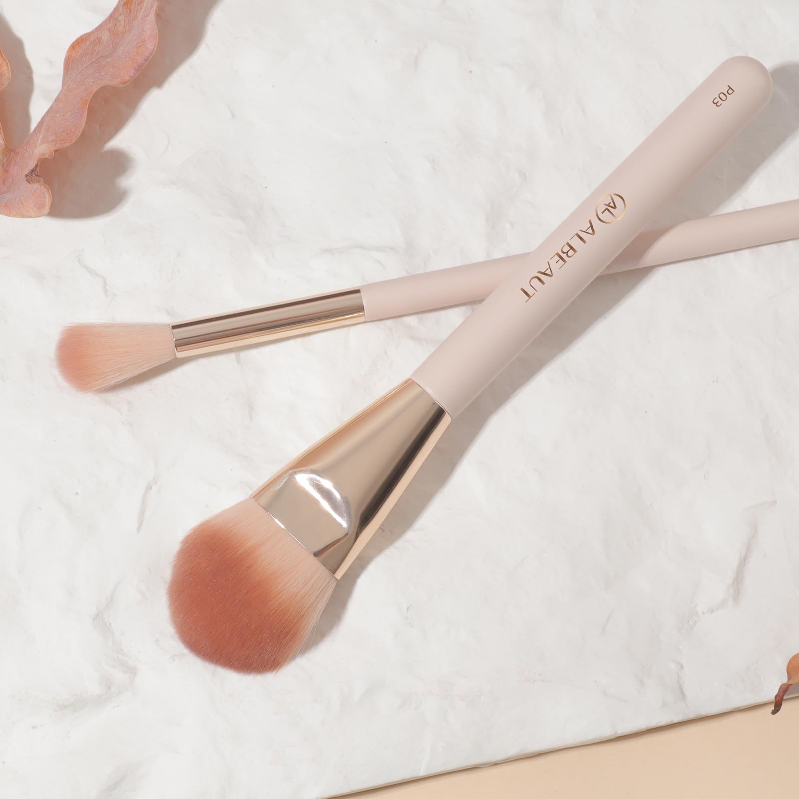 ALBEAUT pincel iluminador facilita aplicar rubor y bronceador con precisión.