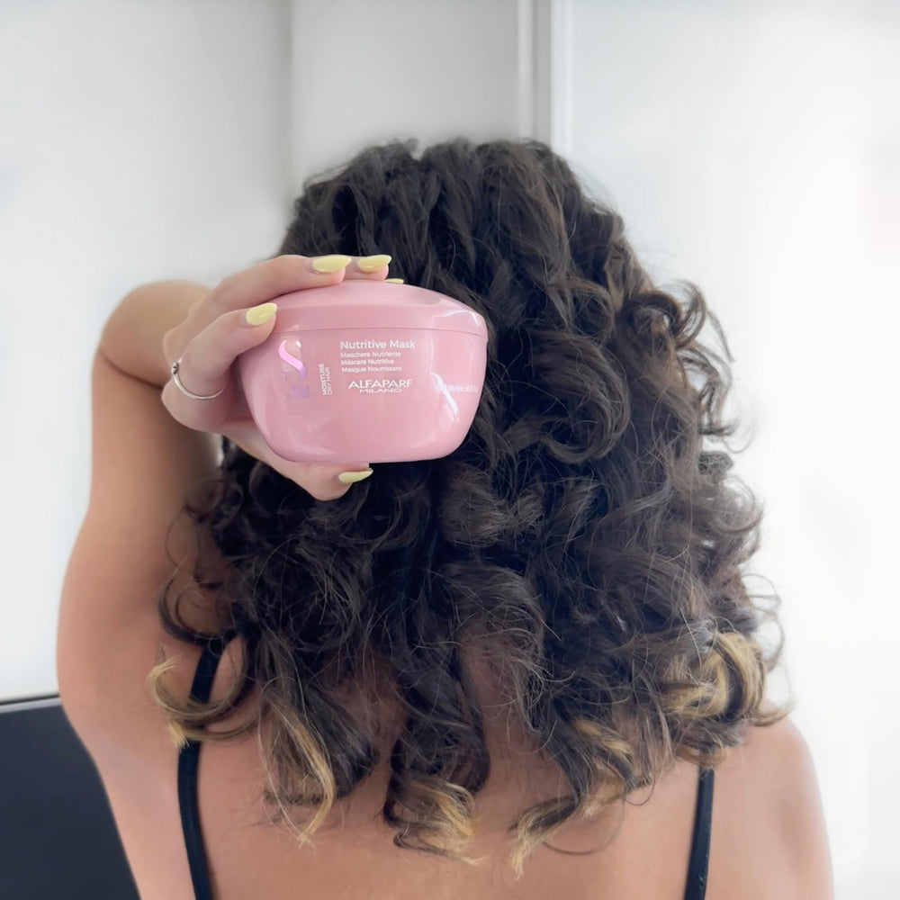 El cabello Alfaparf Milano se rehidrata y desenreda tras la aplicación.