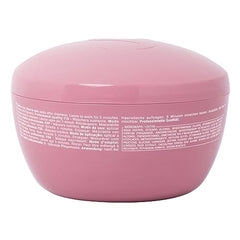 Textura cremosa de la mascarilla Alfaparf Milano suaviza el cabello.