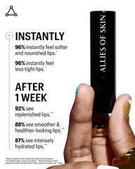 Aplicación suave del bálsamo labial Allies of Skin en labios