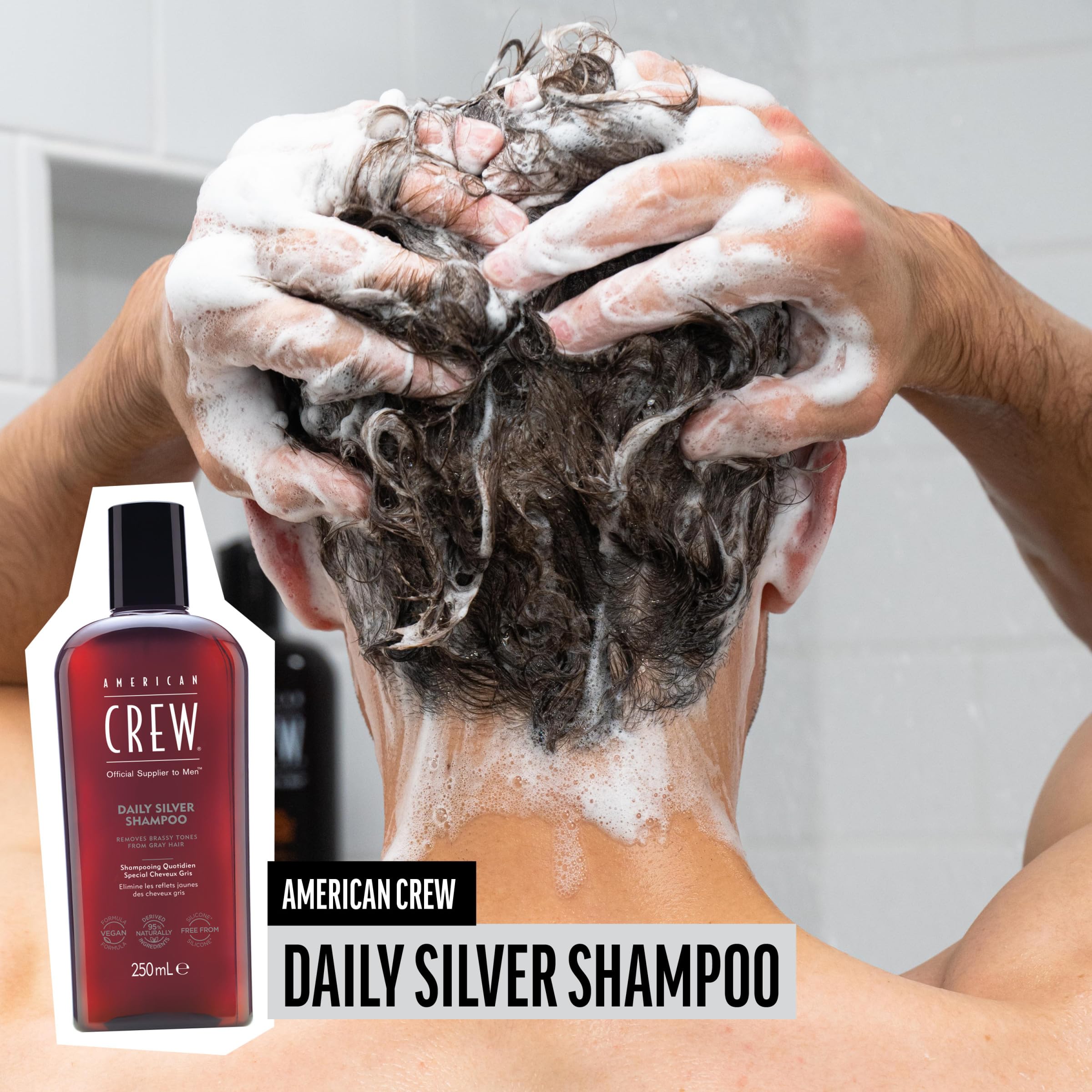 Aplicación suave del shampoo American Crew para comenzar la limpieza del cabello.