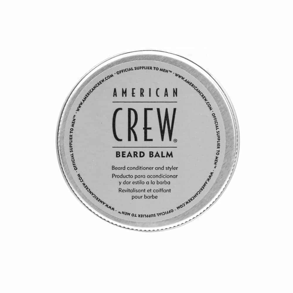 American Crew Beard Balm se aplica en las manos para distribuir uniformemente.