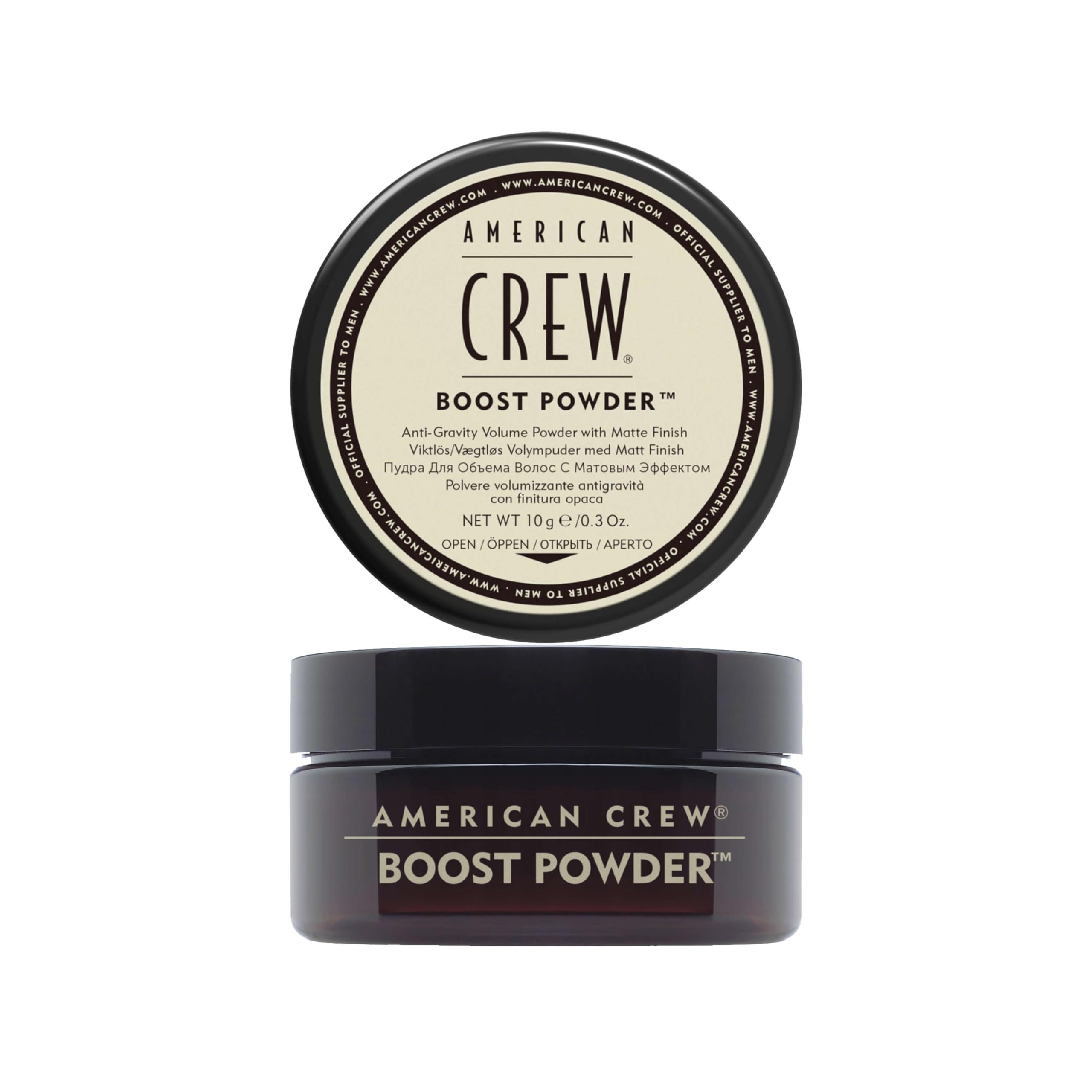Polvo de impulso para cabello de American Crew en la mano, creando control y volumen ligero.