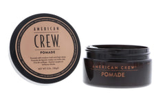 Aplicación manual de pomada American Crew para acabado suave y controlado