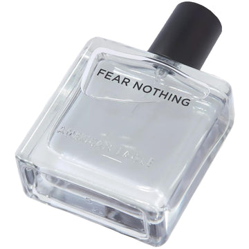 Aplicación diaria de American Eagle Fear Nothing para realzar la presencia personal.