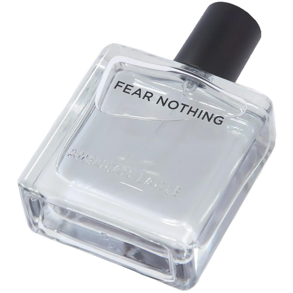 Aplicación diaria de American Eagle Fear Nothing para realzar la presencia personal.