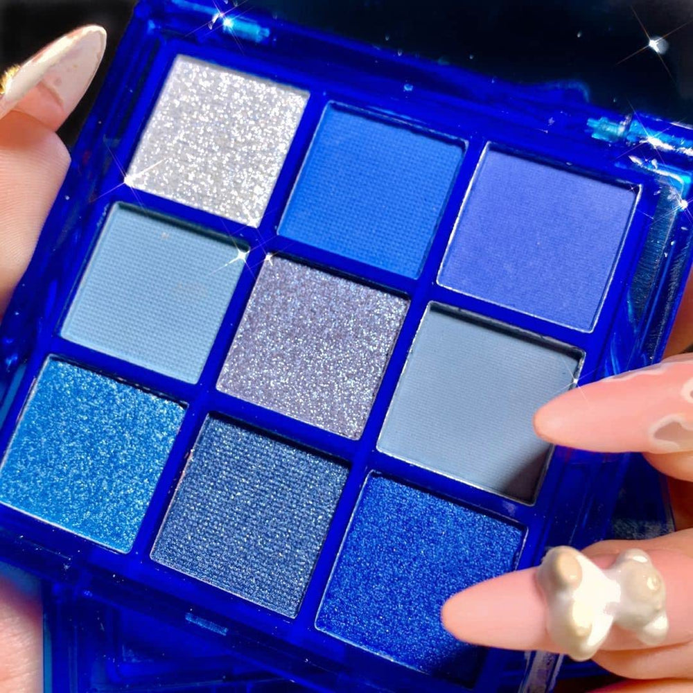 AMY'S DIARY: sombra azul con purpurina para un acabado brillante.