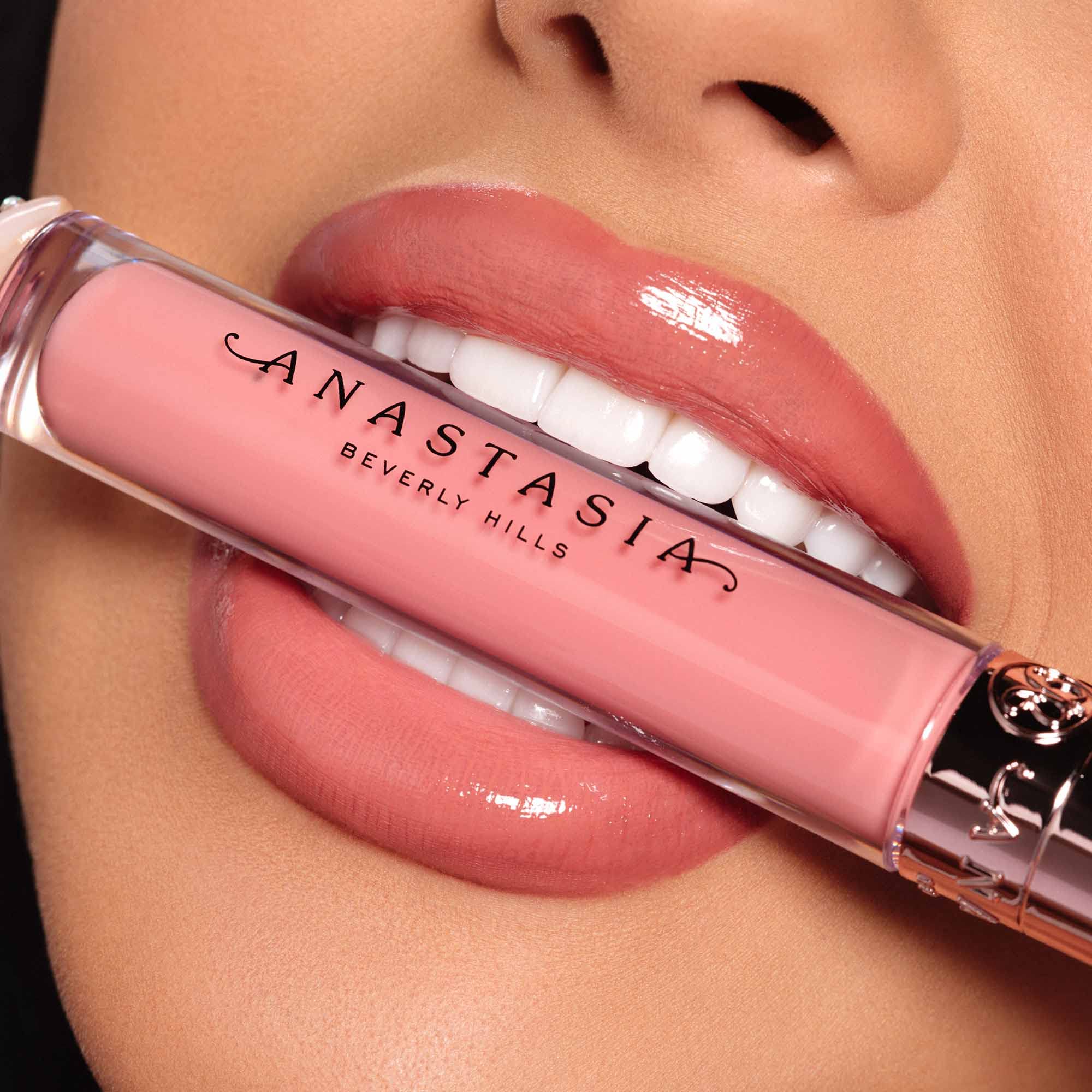 Anastasia Beverly Hills brillo-labios aroma vainilla suave para una experiencia agradable.