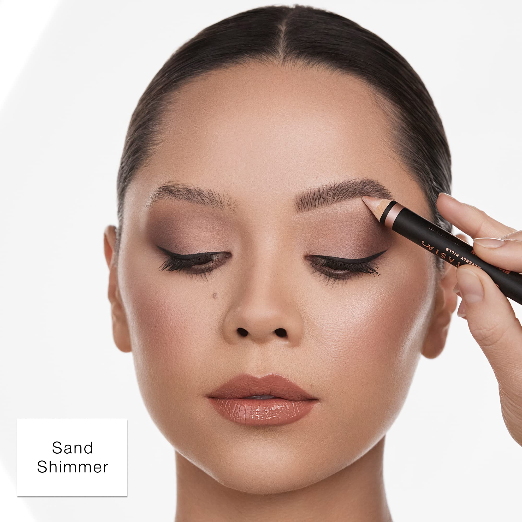 Anastasia Beverly Hills Lápiz dúo iluminador, resalta el arco de la ceja con brillo sutil.