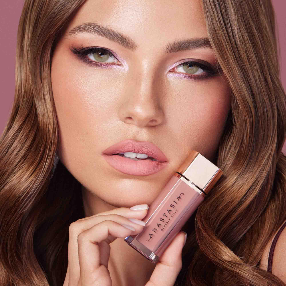 Anastasia Beverly Hills Lip Velvet Kiss, pigmento pleno, ofrece color visible de inmediato.