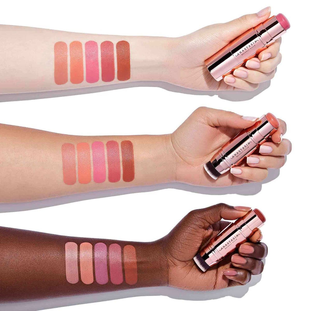 Anastasia Beverly Hills Stick Blush Peachy Keen s'applique en douceur pour un teint frais.