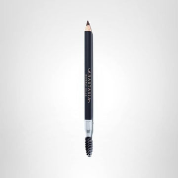 Trazos precisos con el lápiz de cejas de Anastasia Beverly Hills.