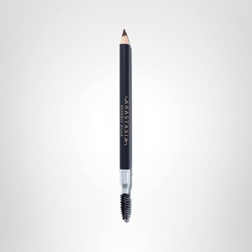 Trazos precisos con el lápiz de cejas de Anastasia Beverly Hills.