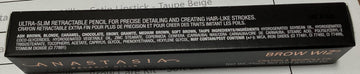 Anastasia Beverly Hills Edición Mini Lapiz Cejas: formato portátil para retoques en movimiento.