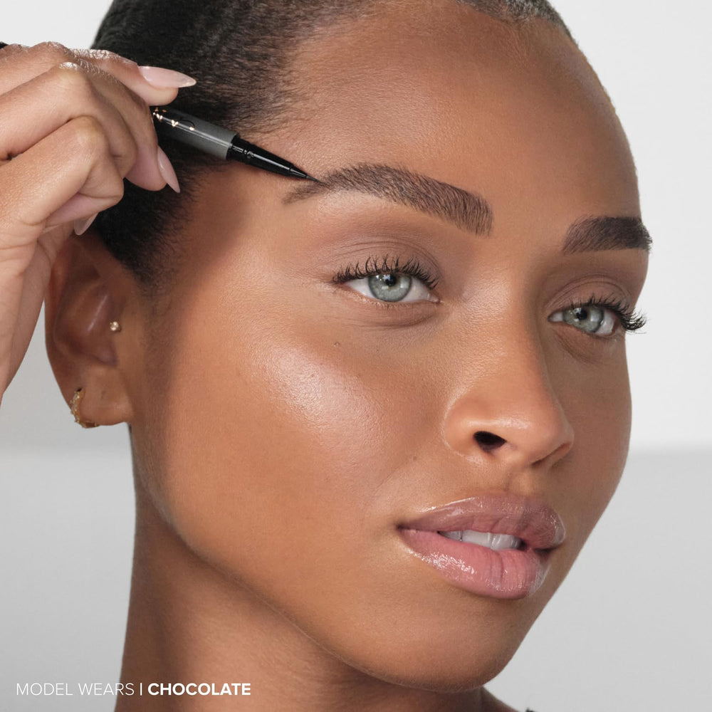 Anastasia Brow Pen agarre-comoda facilita la aplicación controlada.