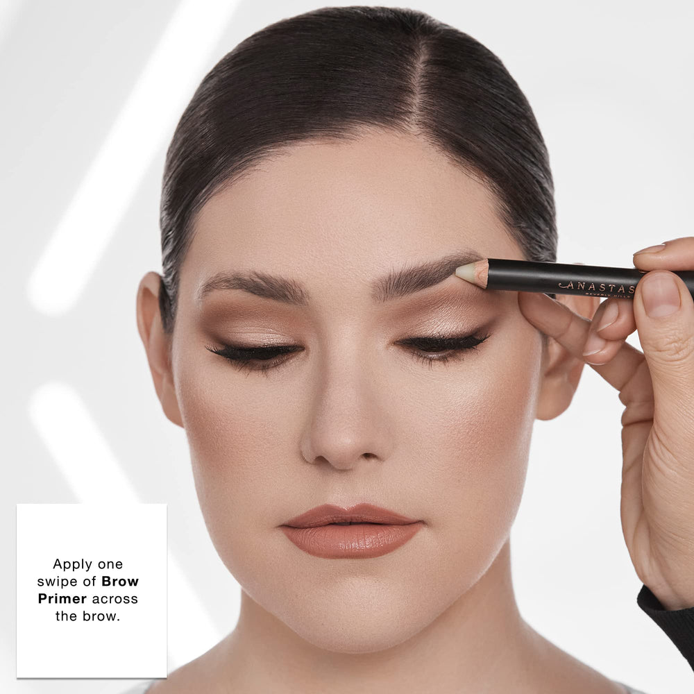 Anastasia Beverly Hills Brow Primer pigmento intensificado para mayor durabilidad del color.