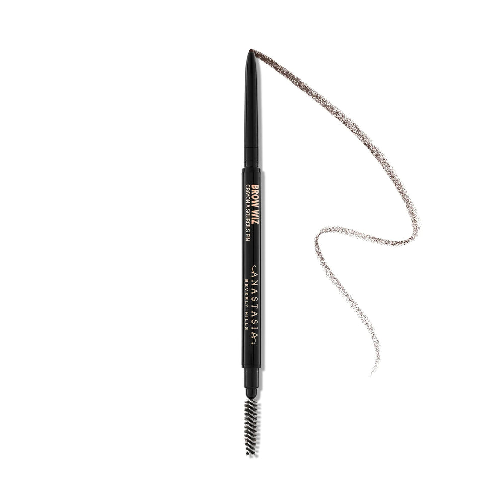 Anastasia Brow Wiz Chocolat, crayon sourcils fin pour tracé précis.