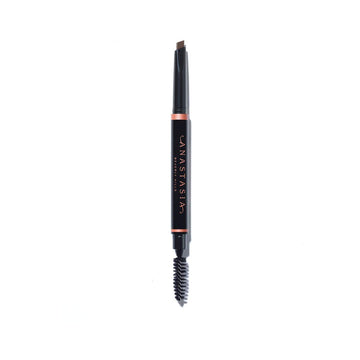 Anastasia Brow Definer con punta triangular para definición precisa de cejas.