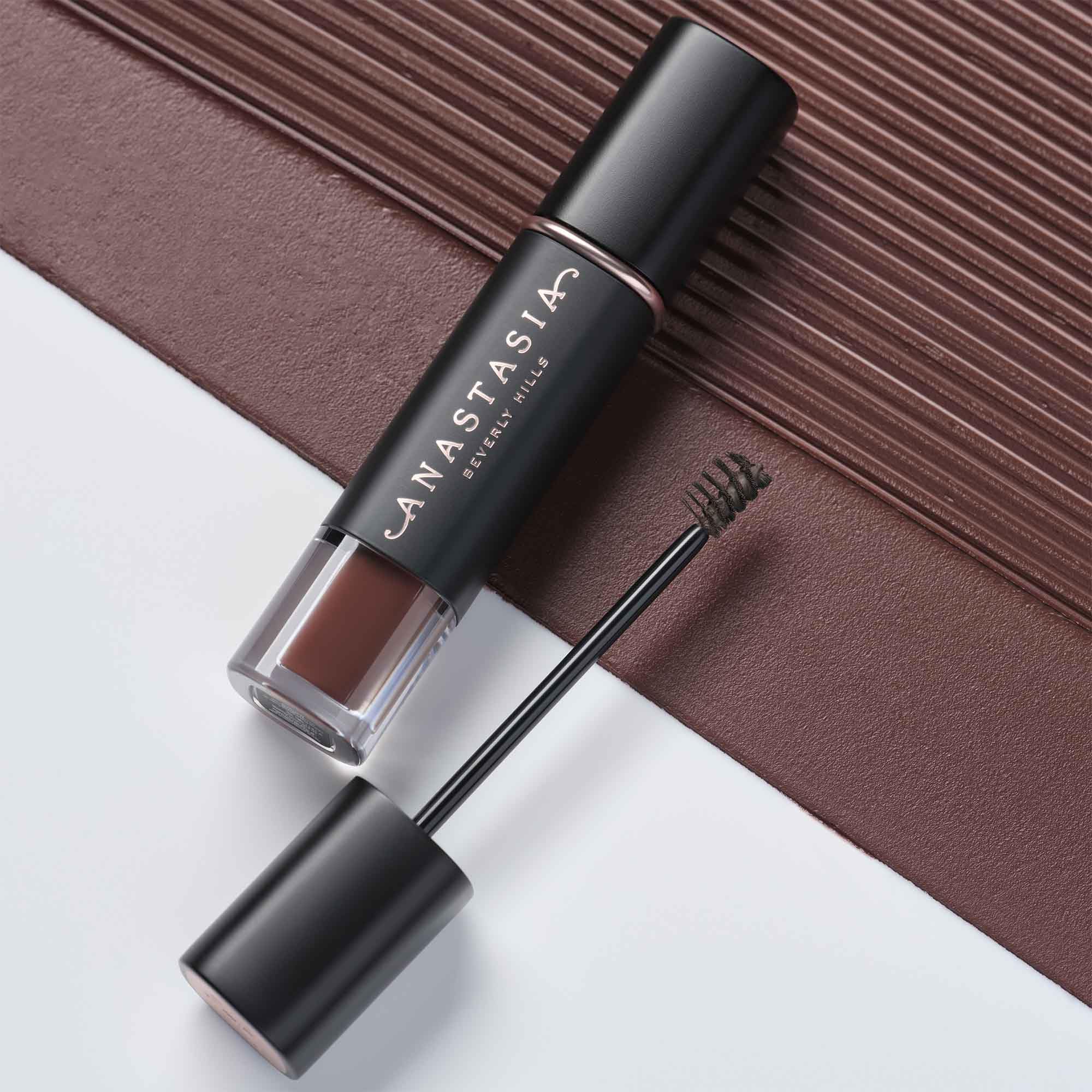 Anastasia Beverly Hills teinte brun doux, fini naturel pour un look quotidien.
