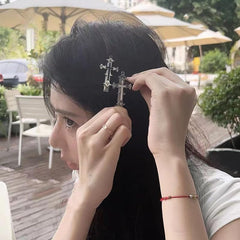Ancnoz horquilla cruz metal negro, duradera para cabello de cualquier tipo.