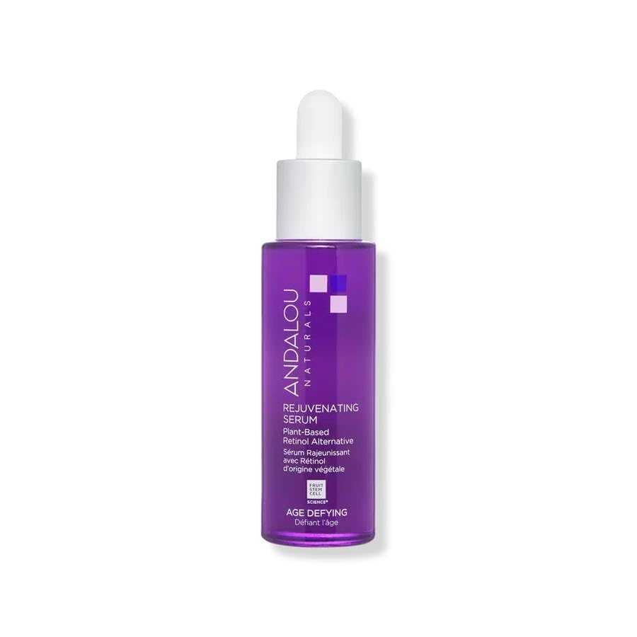 Mano sosteniendo el serum Andalou Naturals para rostro suave y radiante