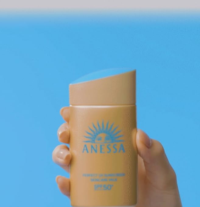 ANESSA Leche Solar ingredientes hidratantes para piel suave.