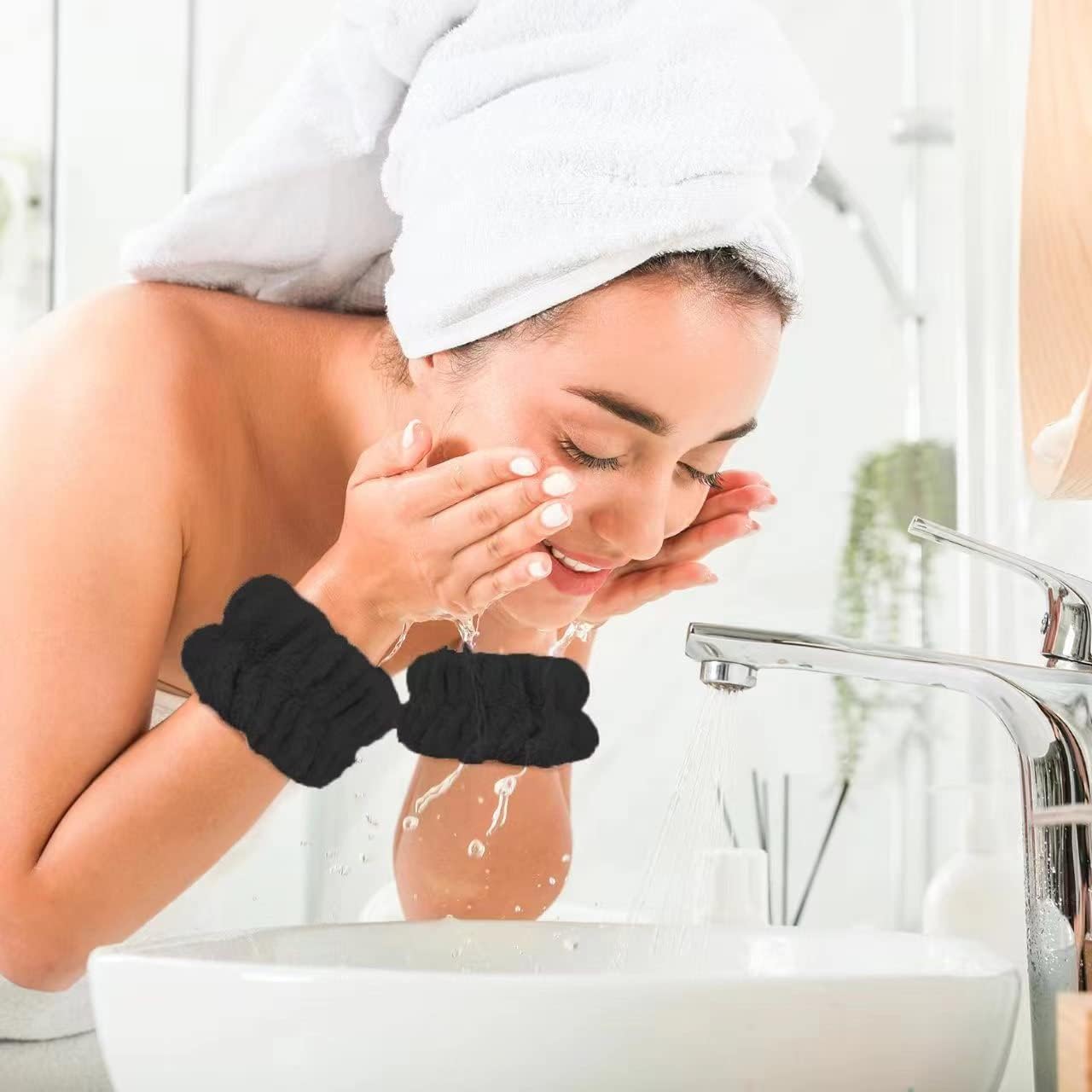 Toalla de muñeca Anmieciu de microfibra negro, absorbe agua durante el lavado.