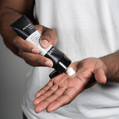 Anthony After Shave Balm en la mano mostrando alivio rápido tras el afeitado