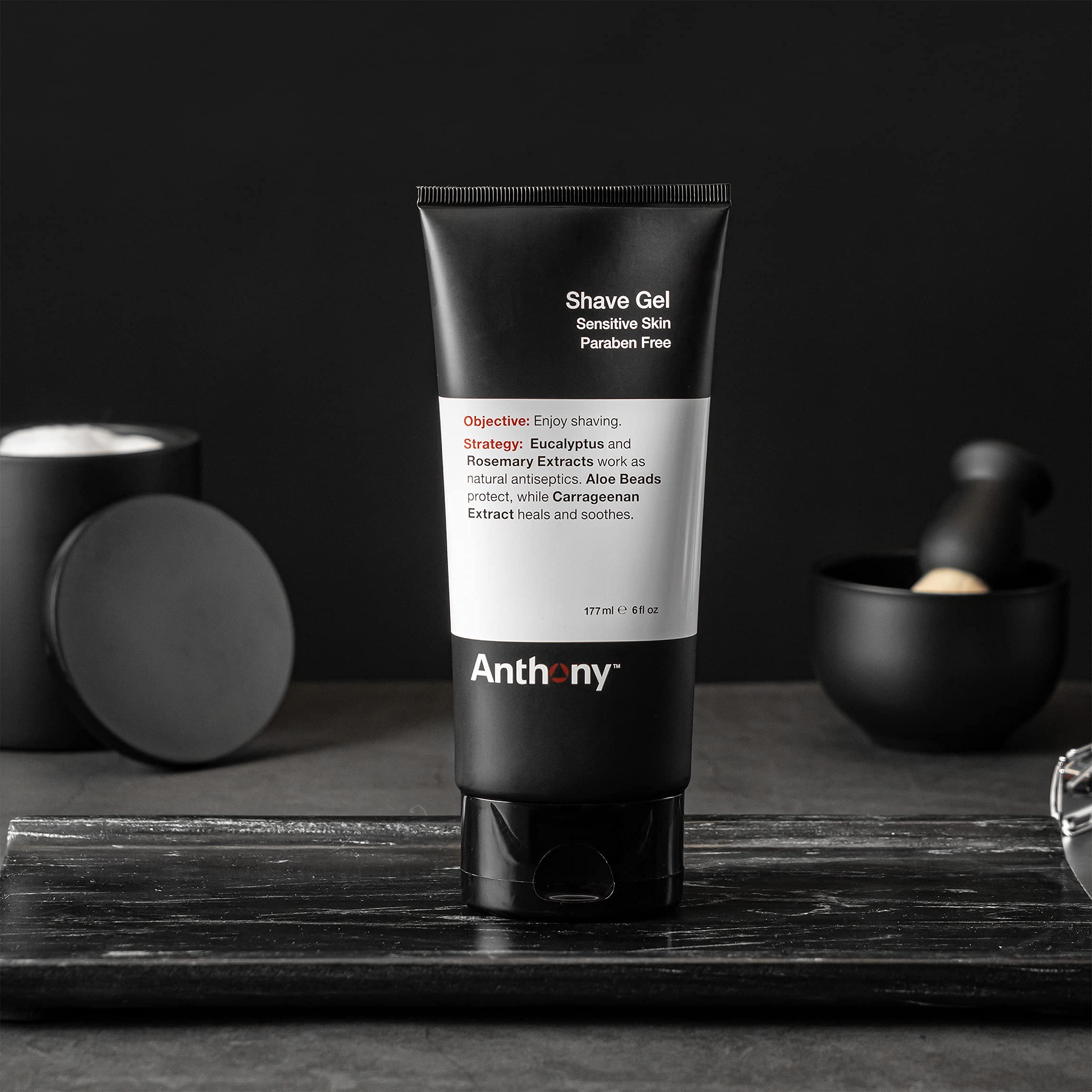 Anthony Shave Gel con perlas de aloe para hidratación instantánea.