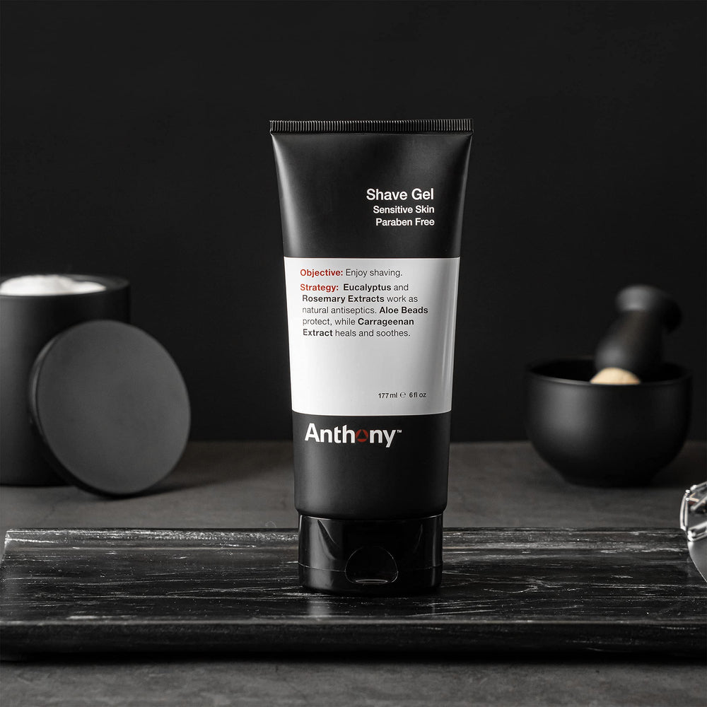 Anthony Shave Gel con perlas de aloe para hidratación instantánea.