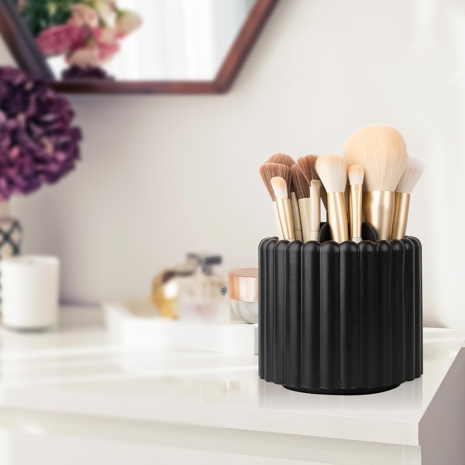 Organizador multifuncional para maquillaje, cuidado de la piel y accesorios.