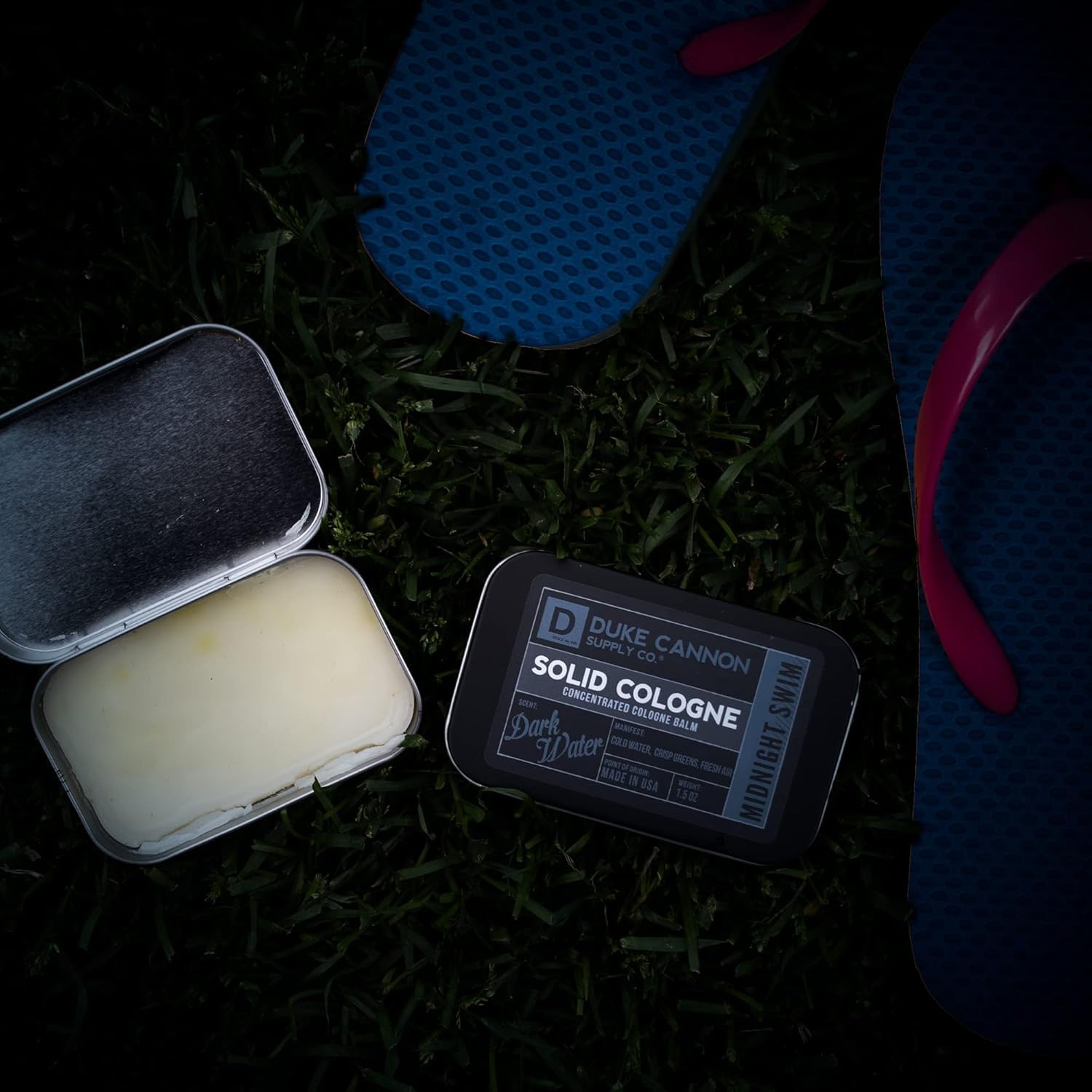 Aplicación precisa desde la lata de Duke Cannon Midnight Swim para retoques discretos.