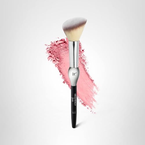 Application fard à joues naturelle et uniforme avec IT Cosmetics Heavenly Luxe French Boutique #4.