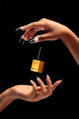 APRÉS Soft Gel Builder, capa sobre uñas naturales, refuerza la manicura