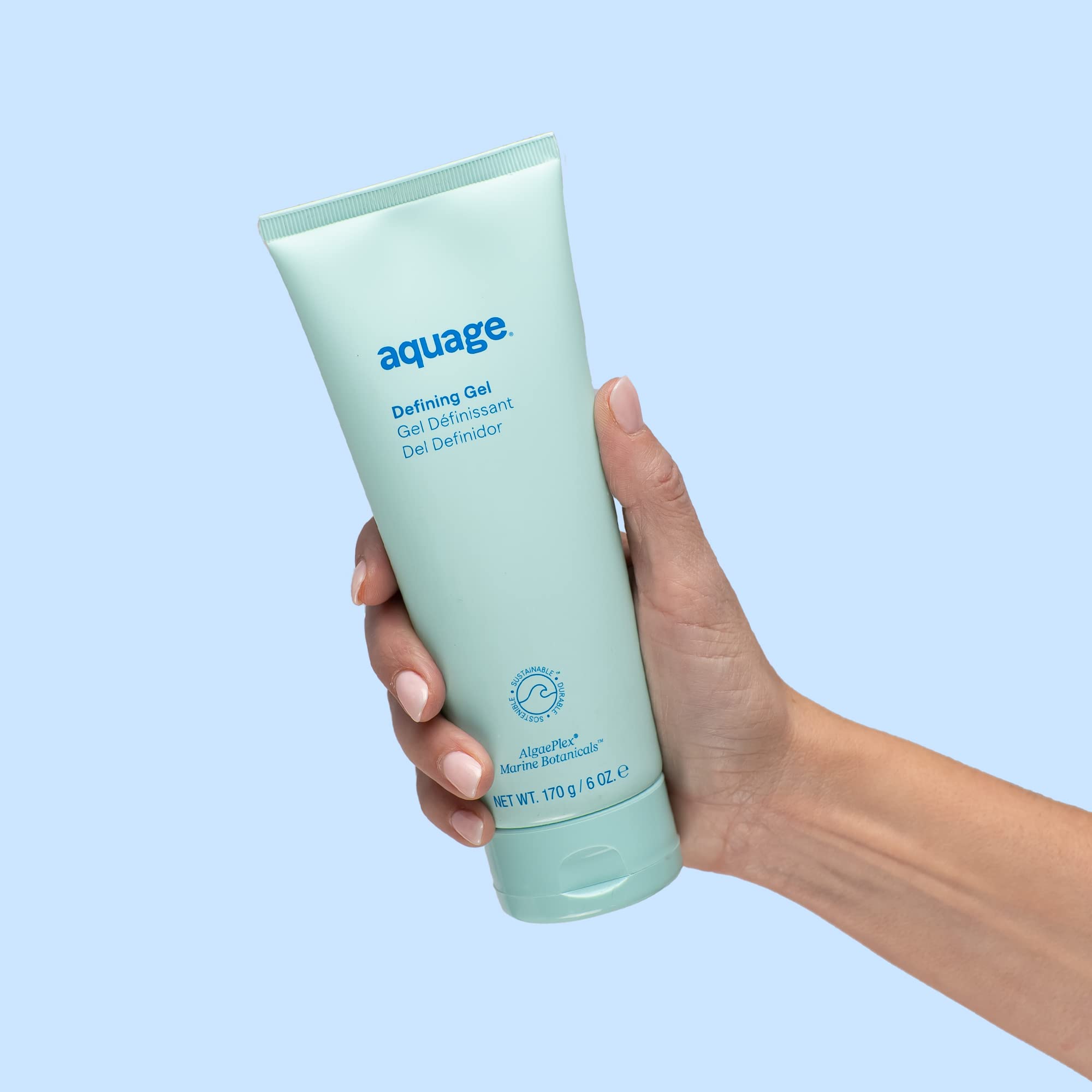Aplicación en cabello húmedo con AQUAGE Definidor facilita peinado.