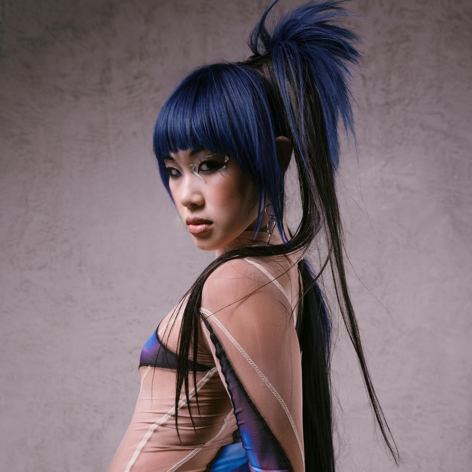 ARCTIC FOX x Arcane, resultado navy en cabello aclarado con brillo.