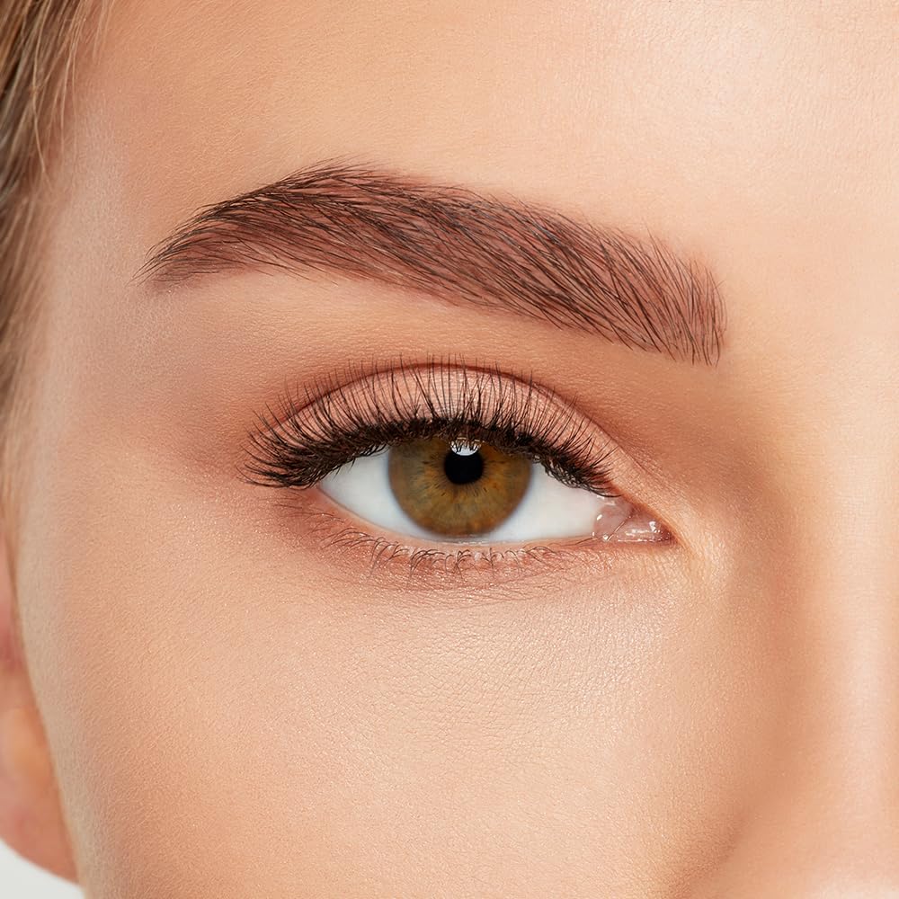 Ardell Naked Lashes 420: banda invisible y flexible facilita la colocación.