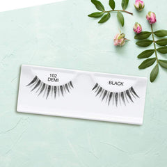 Ardell 102 Demi Black aplicado en ojos para look suave y definido