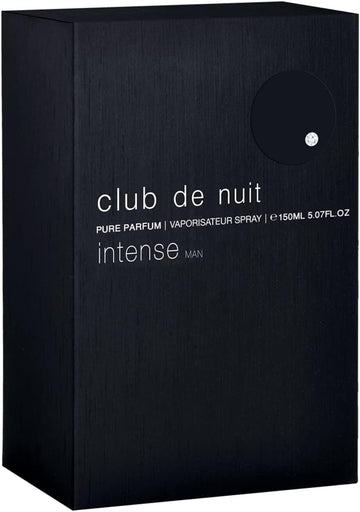 Armaf Club De Nuit Intense splash en mano, aroma envolvente para salidas nocturnas.