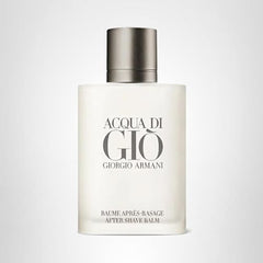 Armani Beauty Acqua di Gio bálsamo post-afeitado: aplicación en mano para una piel suave y calmada.