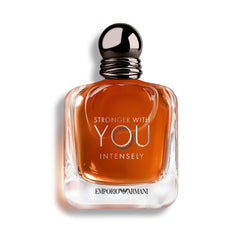 Armani Beauty Stronger With You Intensely, botella con líneas fuertes para presencia duradera