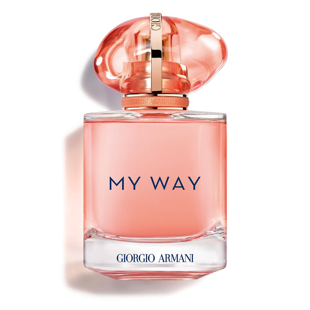 Armani Beauty My Way Ylang, frasco coral que realza un look luminoso.