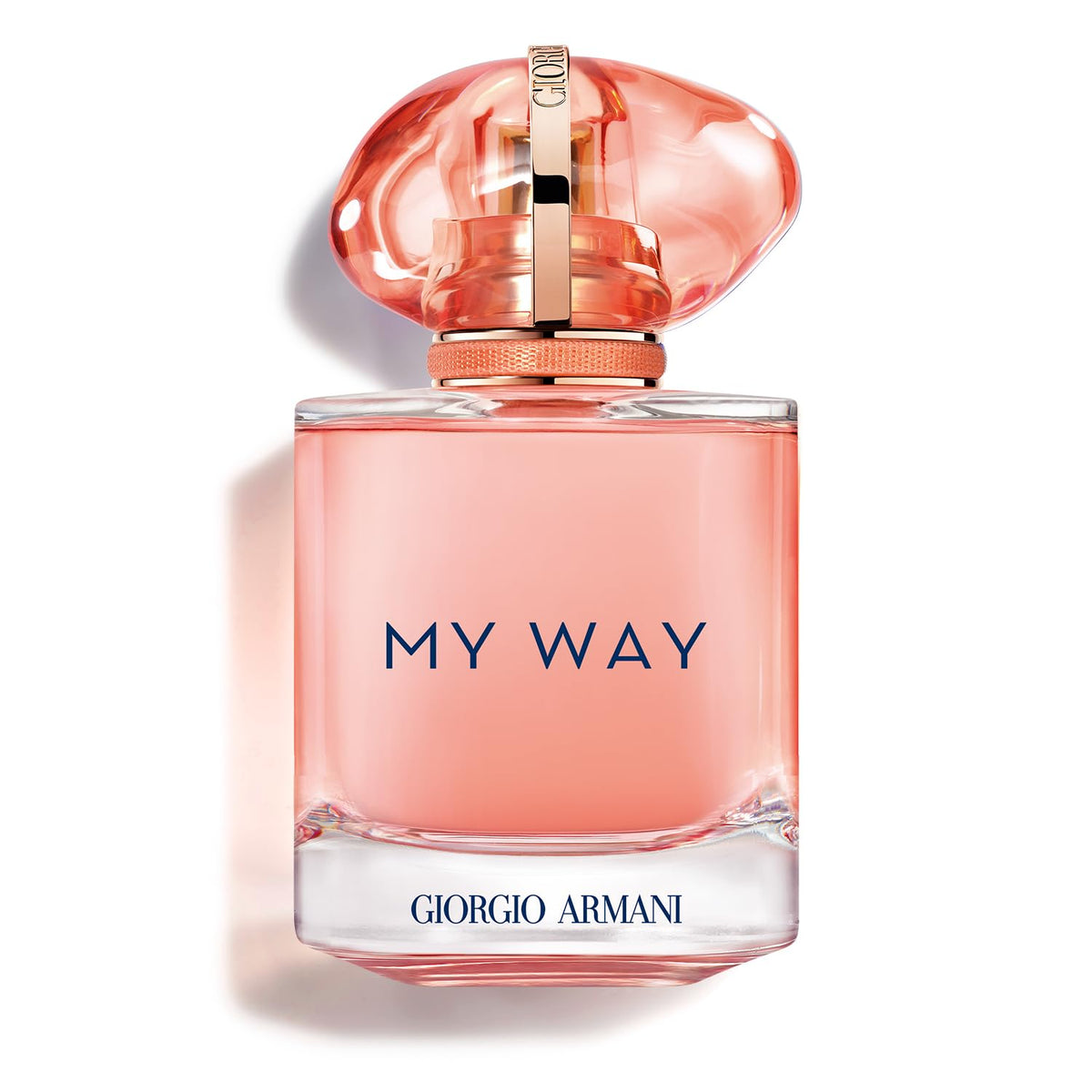 Armani Beauty My Way Ylang, frasco coral que realza un look luminoso.