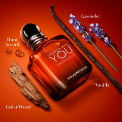 Armanibeauty Stronger with You Absolutamente, atomizador en mano, rocía una fragancia memorable.