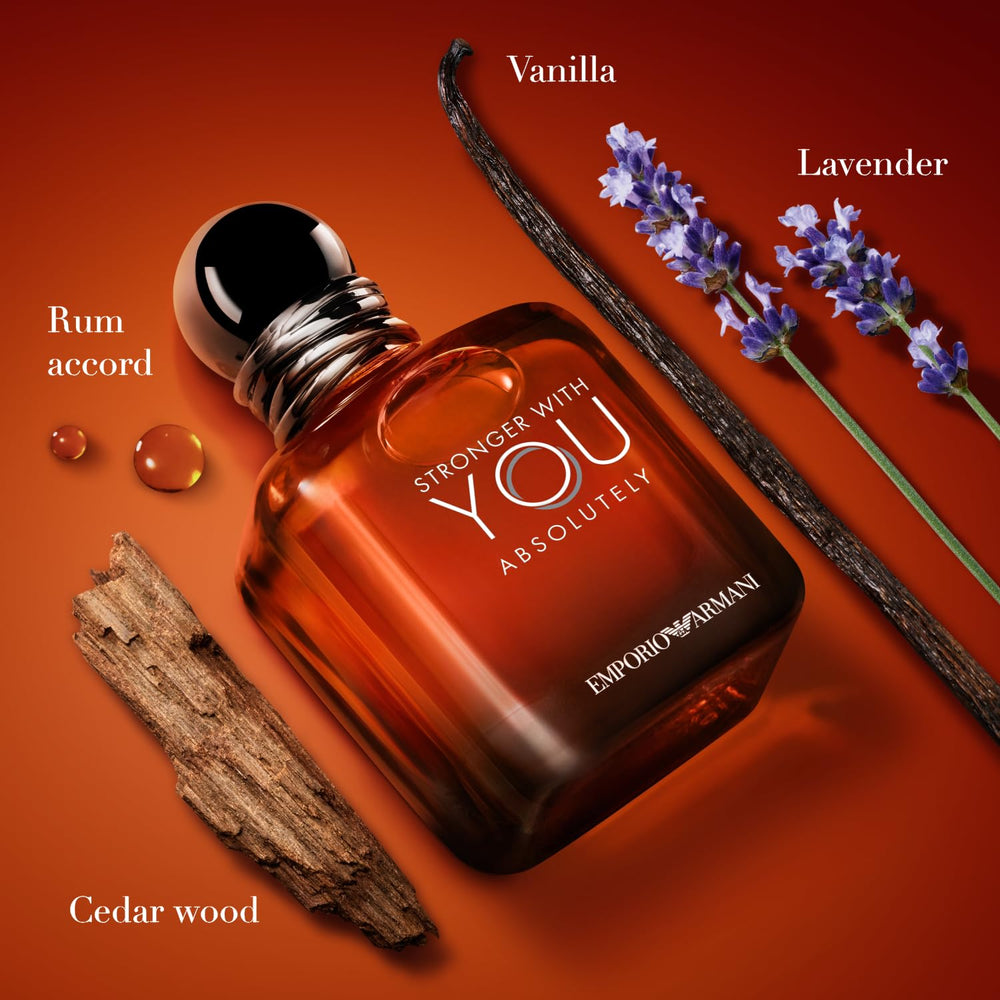 Armani Beauty Stronger With You Absolutely — detalle de cedro y lavanda en frasco.