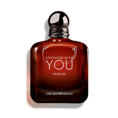 Armani Beauty Stronger with You: botella con líneas fuertes para presencia sofisticada.