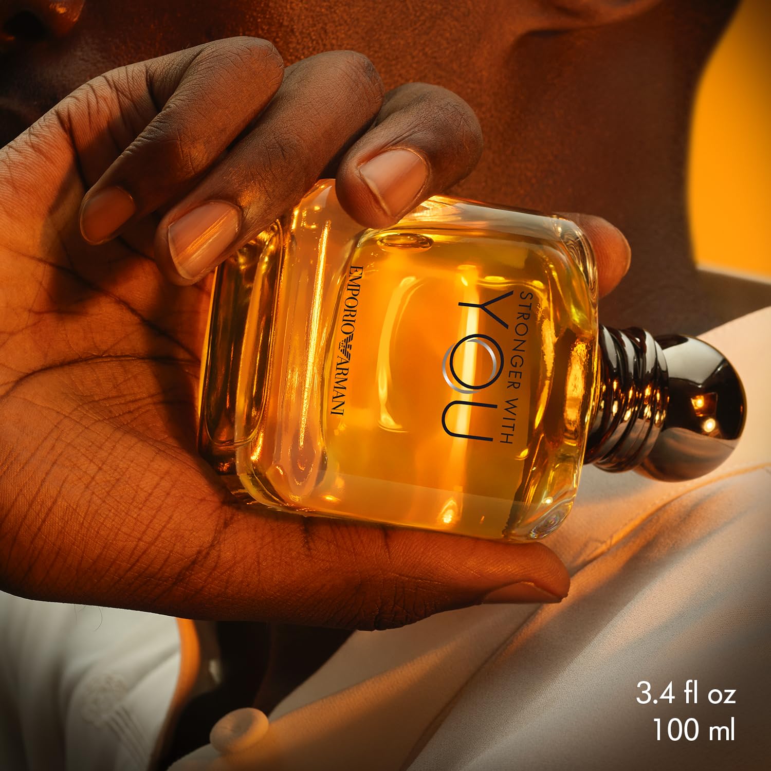 Armani Beauty Stronger With You: empaque cuidado que protege la fragancia y facilita su transporte.