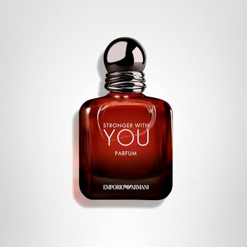 Armani Beauty Stronger With You, frasco icónico que transmite presencia.